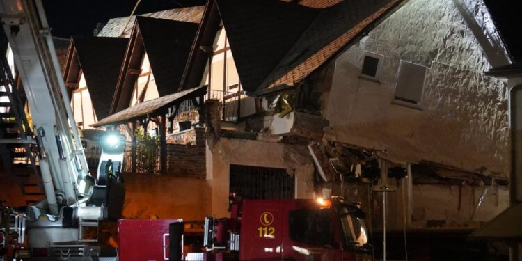 Nouă persoane prinse sub dărâmături, după ce un hotel s-a prăbușit în Germania
