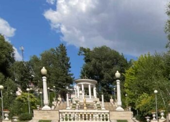 Подростки искупались в воде каскадной лестницы в Кишиневе