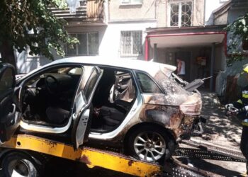 Un Audi, transformat în scrum: S-a aprins în timp ce era încărcat pe un evacuator, într-o curte de la Botanica
