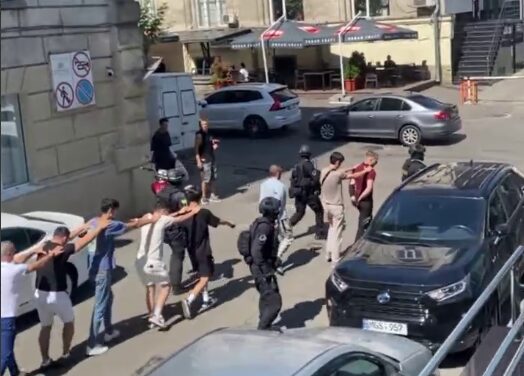 В Кишиневе прошли 70 обысков по делу о фабрикации дипфейков. Задержали около 15 человек