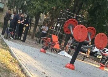 Un bărbat, găsit strangulat pe un teren de joacă pentru copii, în capitală: Ce spune poliţia