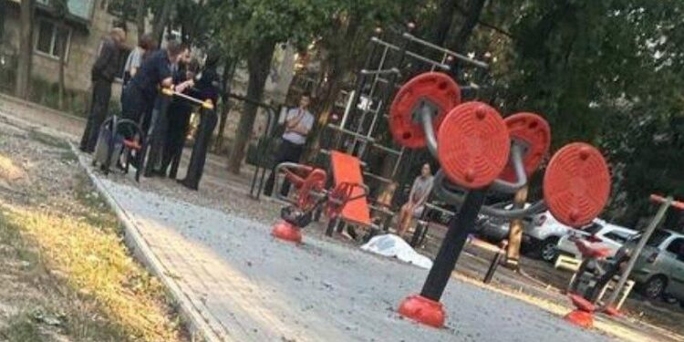 Un bărbat, găsit strangulat pe un teren de joacă pentru copii, în capitală: Ce spune poliţia