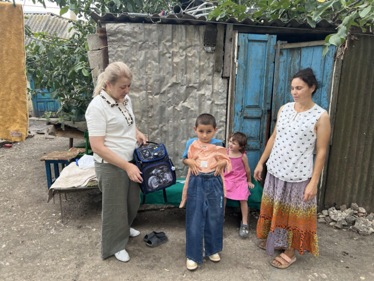 Плечо поддержки для тех, кто попал в затруднительное положение. Общественные приемные команды  Илана Шора продолжают помогать нуждающимся по всей стране