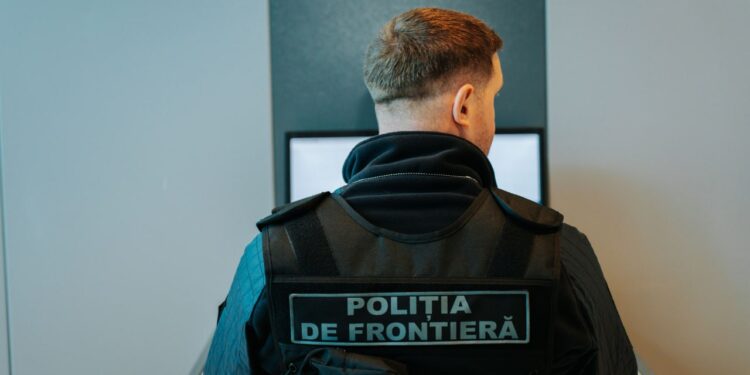 В аэропорту Кишинева задержаны два пассажира с 450 пачками сигарет