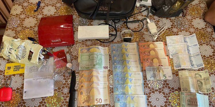 Украла у иностранки около 26 тыс. леев в Кишиневском аэропорту. У подозреваемой из Новых Анен провели обыск