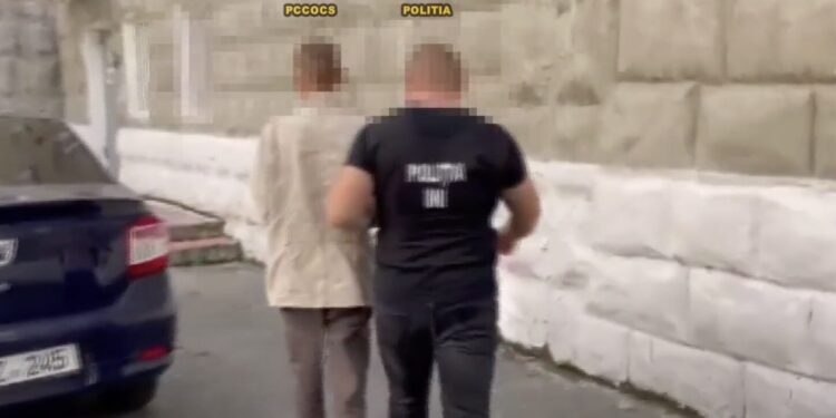 У пенсионера из Хынчешт украли с карточки 100 тыс. леев. Подозреваемого задержали