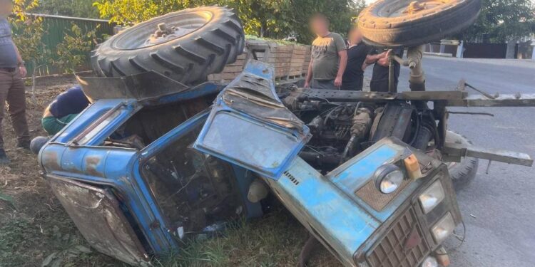 Управлял трактором без водительских прав: 19-летний молодой человек оказался в больнице