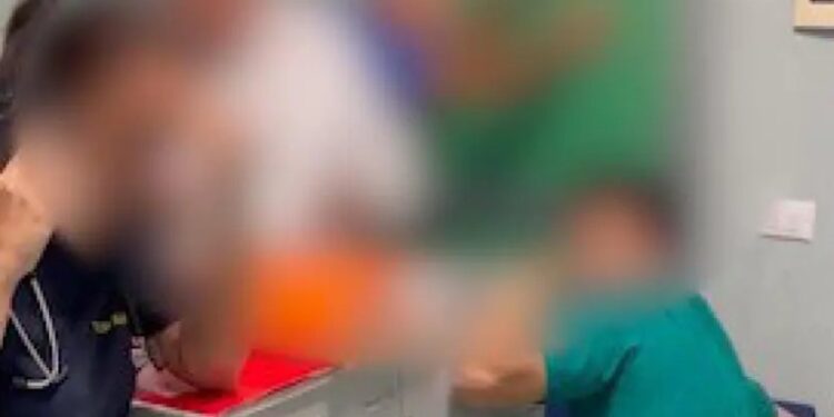 В Италии медработники просят усилить их безопасность, после того, как разъяренные родственники погибшей девушки удерживали в осаде врачей