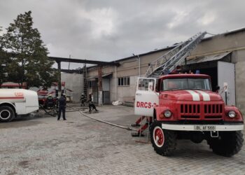 В Бельцах более 60 специалистов боролись с крупным пожаром