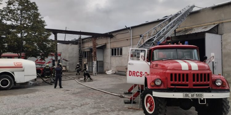 В Бельцах более 60 специалистов боролись с крупным пожаром