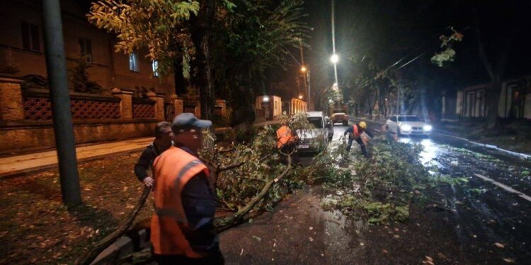 В Кишиневе устраняют последствия ливня