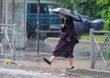 Синоптики предупредили о сильном ветре и ливням с грозами