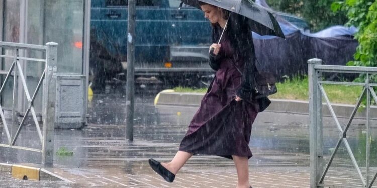 Синоптики предупредили о сильном ветре и ливням с грозами