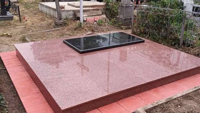 Могила скульпторов Галины и Бориса Дубровиных, находившаяся в плачевном состоянии, была восстановлена при поддержке Илана Шора