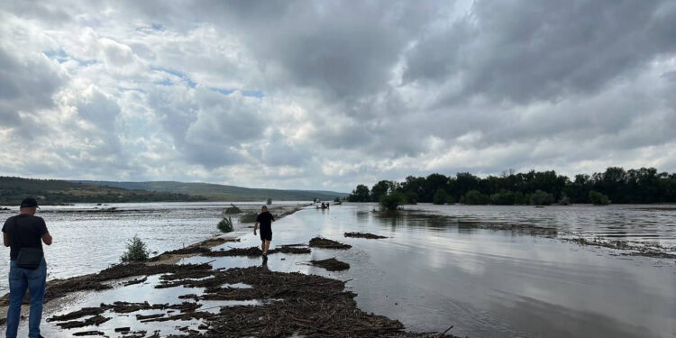 Дамбы двух водохранилищ в Леово обрушились. В районе объявлено чрезвычайное положение
