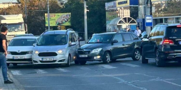 Trei automobile, implicate într-un accident rutier, în Capitală