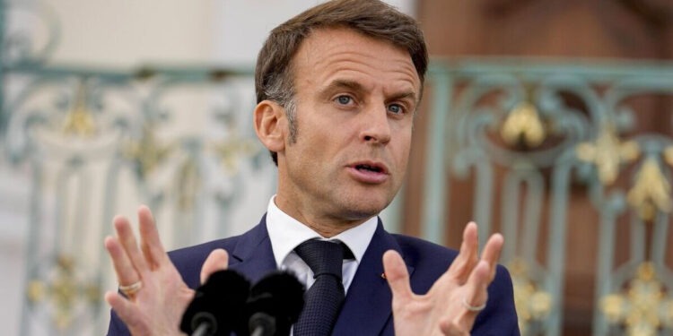Рейтинг Макрона упал до 25% впервые со времен протестов «желтых жилетов»