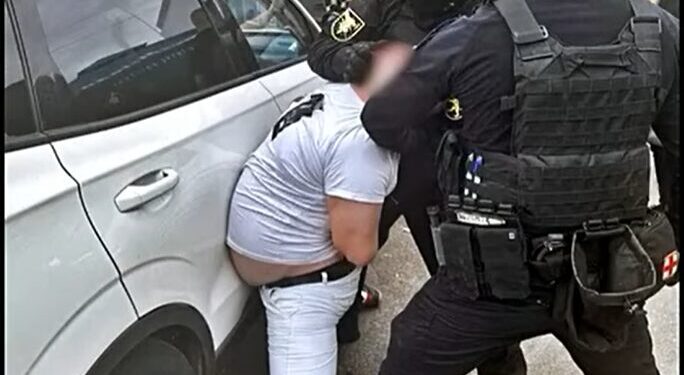 Накачивал подростков наркотиками и принуждал к сексуальным отношениям. В Кишиневе задержали подозреваемого