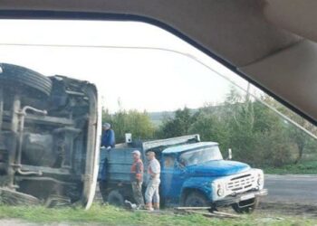 В Оргееве перевернулся грузовик. Один человек попал в больницу