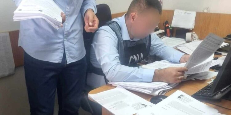 CNA efectuează percheziții într-un dosar de corupție și contrabandă cu valută. Sunt vizați angajați ai Primăriei Chișinău