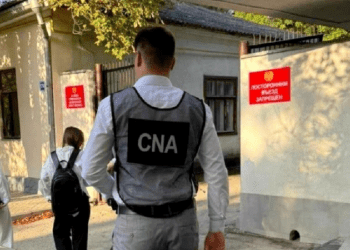 Percheziții la Centrul Militar din Găgăuzia: Trei persoane, reținute de CNA, după ce ar fi primit bani de la recruți pentru a-i scăpa de armată