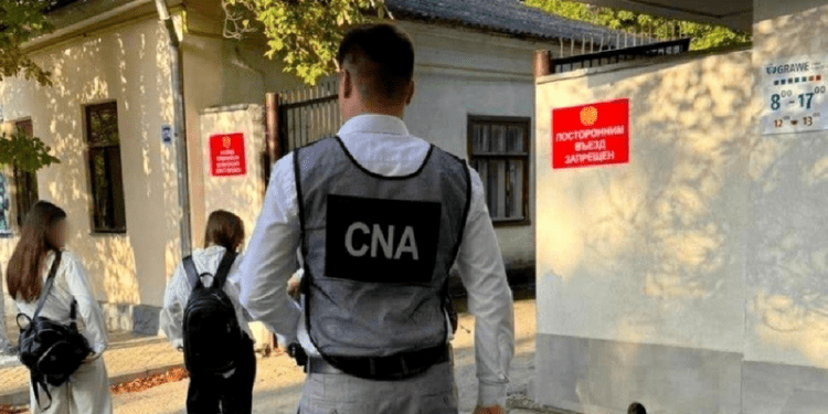 Percheziții la Centrul Militar din Găgăuzia: Trei persoane, reținute de CNA, după ce ar fi primit bani de la recruți pentru a-i scăpa de armată