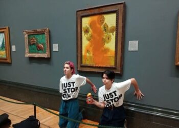 В Британии заключили в тюрьму экоактивисток, которые облили супом картину Ван Гога