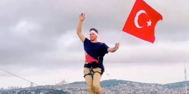 Эстонский акробат первым в мире перешел из Азии в Европу по канату через Босфор