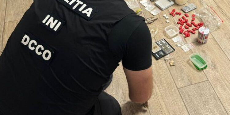 Afacere cu droguri pe Telegram. Suspectul reținut pentru 72 de ore
