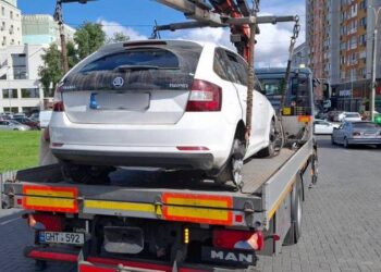 Un șofer ce părea drogat, reținut de polițiști în timp ce se deplasa haotic cu mașina prin Chișinău, cu o anvelopă deteriorată