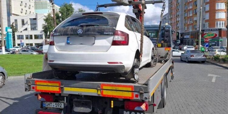 Un șofer ce părea drogat, reținut de polițiști în timp ce se deplasa haotic cu mașina prin Chișinău, cu o anvelopă deteriorată