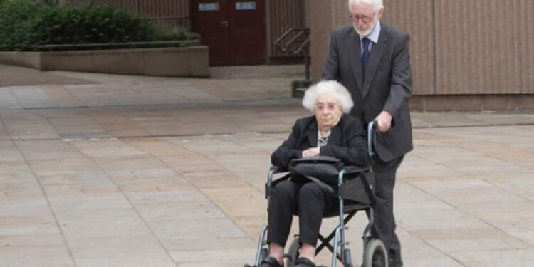 O bătrână în vârstă de 96 de ani scapă de închisoare după ce a provocat un accident mortal. I s-a interzis să conducă timp de 5 ani