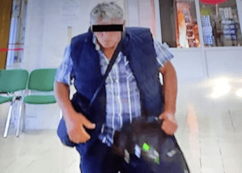 Incendiu în Parlamentul României. Un bărbat a aruncat cu benzină. Atacatorul este căutat de Poliție, iar clădirea a fost închisă