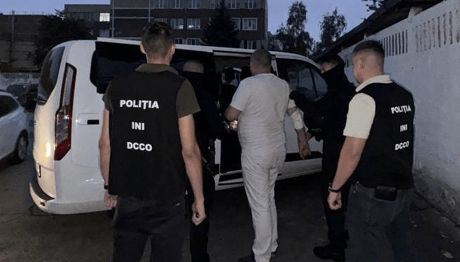 Ademenea minore la el acasă, le droga, apoi le exploata sexual. Chișinăuian de 42 de ani – reținut