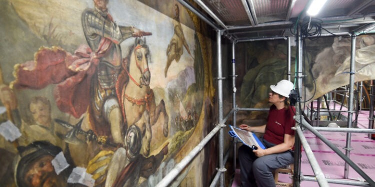 Două specialiste din Spania, mamă și fiică, antrenează bacterii pentru a restaura frescele unei biserici