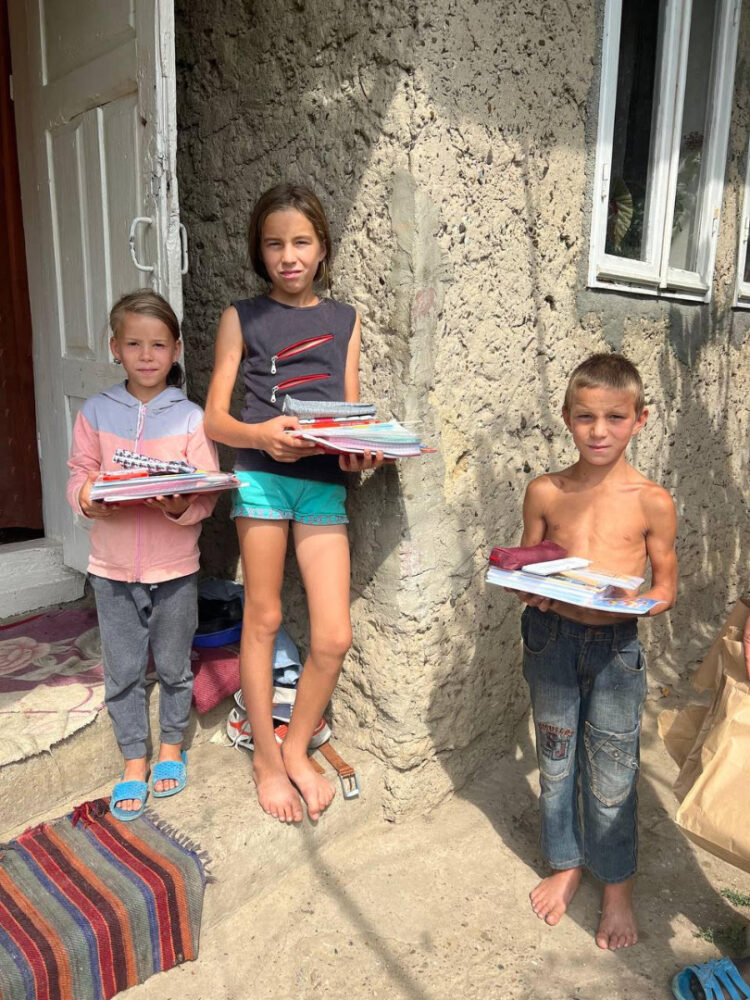 Плечо поддержки для тех, кто попал в затруднительное положение. Общественные приемные команды  Илана Шора продолжают помогать нуждающимся по всей стране