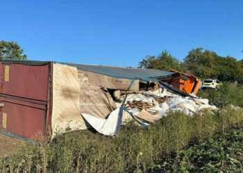 Un camion care transporta 22 de tone de zahăr s-a răsturnat