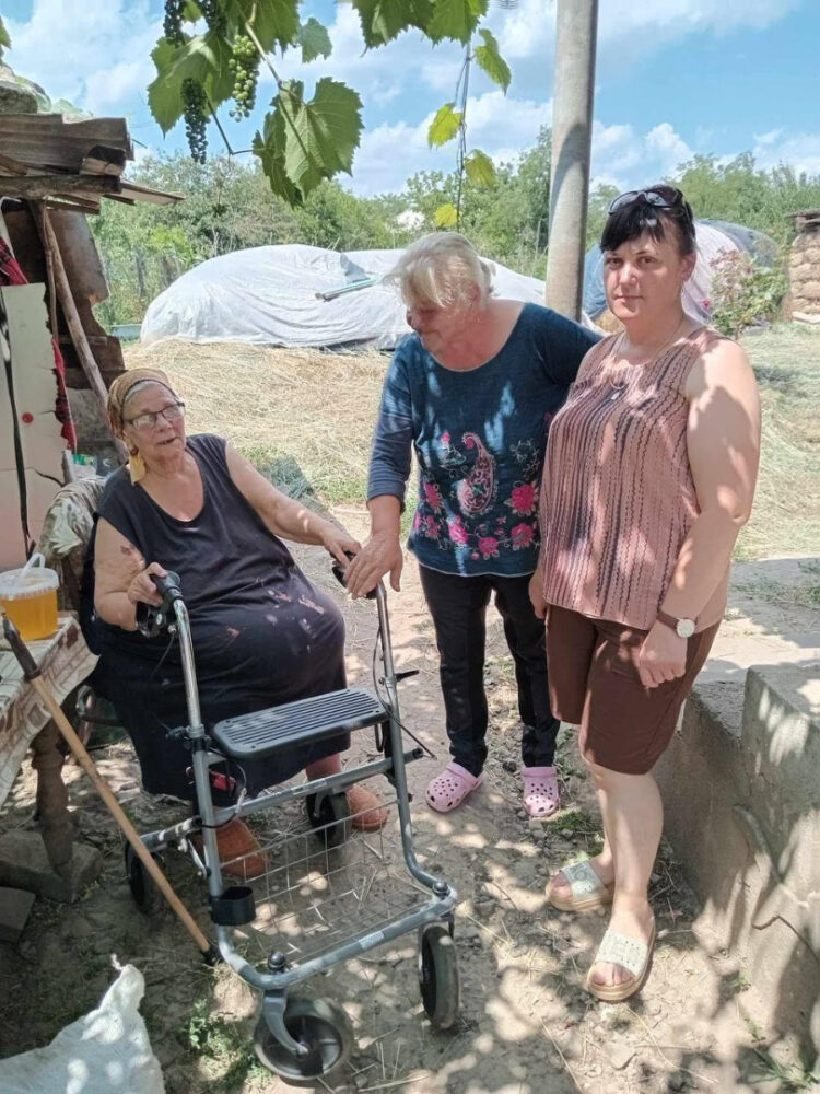 Плечо поддержки для тех, кто попал в затруднительное положение. Общественные приемные команды  Илана Шора продолжают помогать нуждающимся по всей стране