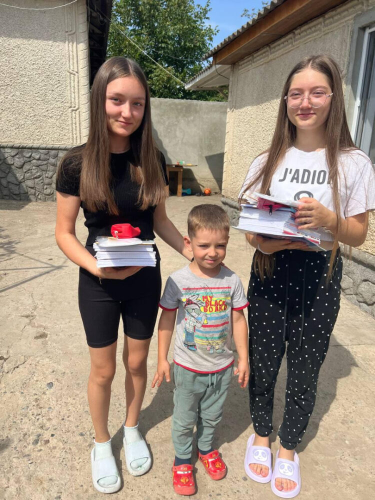 Плечо поддержки для тех, кто попал в затруднительное положение. Общественные приемные команды  Илана Шора продолжают помогать нуждающимся по всей стране