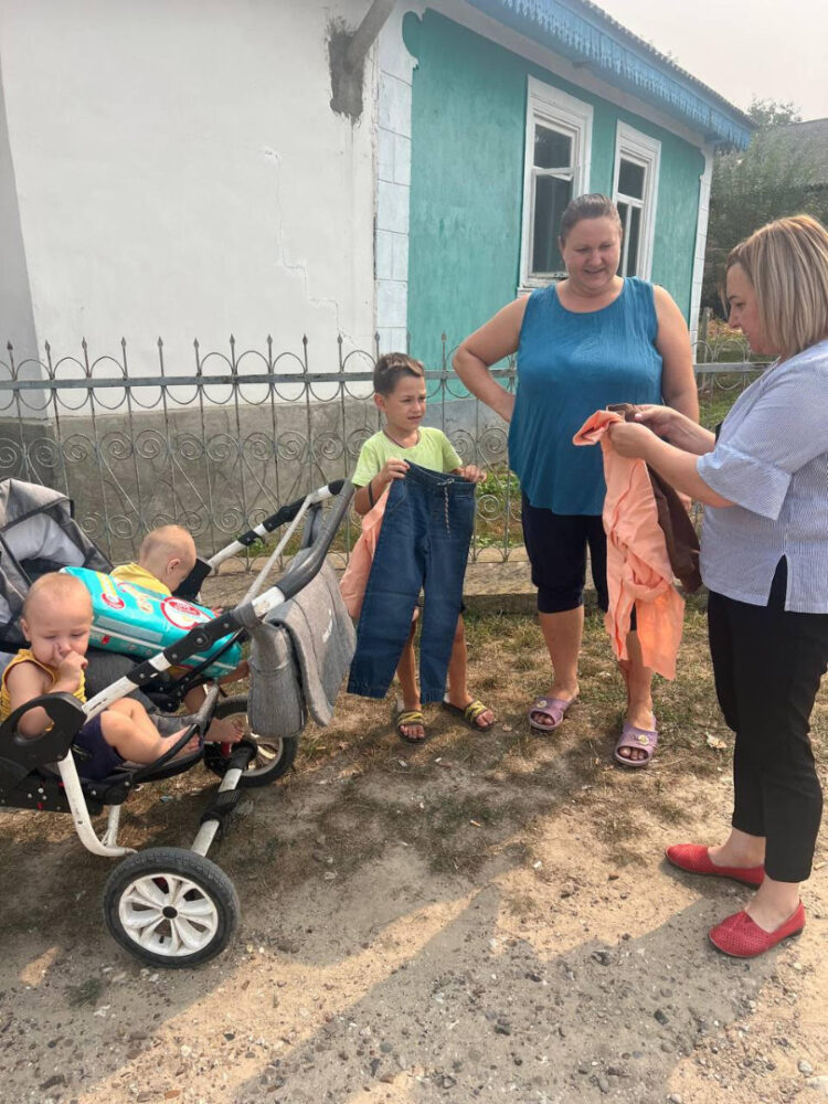 Плечо поддержки для тех, кто попал в затруднительное положение. Общественные приемные команды  Илана Шора продолжают помогать нуждающимся по всей стране