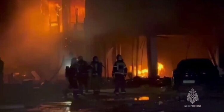 При взрыве на заправке под Махачкалой погибли 10 человек, пострадал 21