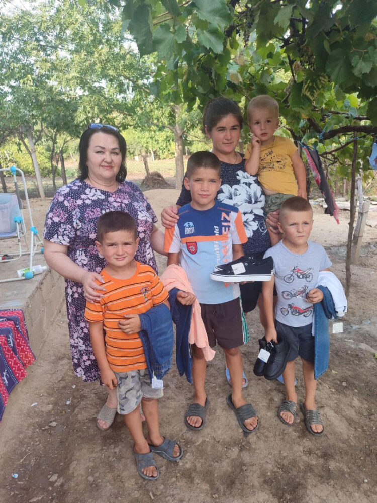 Плечо поддержки для тех, кто попал в затруднительное положение. Общественные приемные команды  Илана Шора продолжают помогать нуждающимся по всей стране