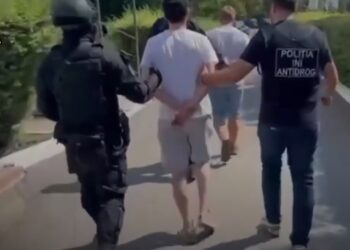 Doi tineri care vindeau droguri pe internet, reținuți de polițiști. Riscă să ajungă după gratii