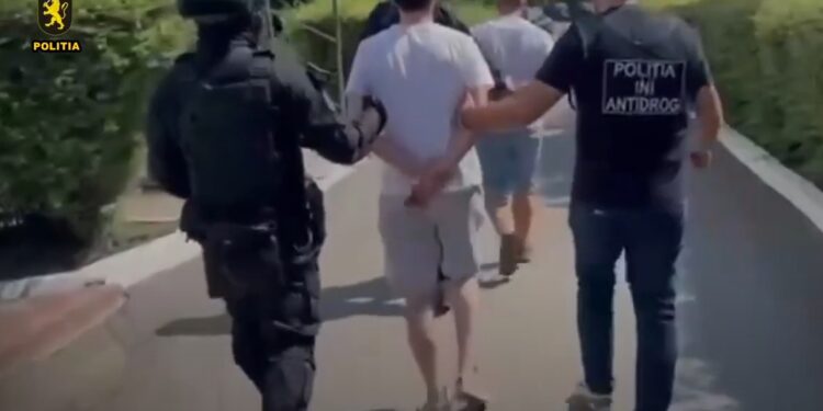 Doi tineri care vindeau droguri pe internet, reținuți de polițiști. Riscă să ajungă după gratii
