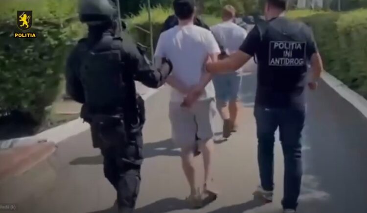 Doi tineri care vindeau droguri pe internet, reținuți de polițiști. Riscă să ajungă după gratii