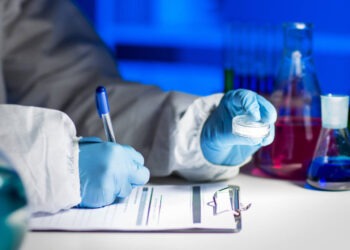 В сотнях косметических продуктов, которые продаются в Европе, найдены опасные вещества