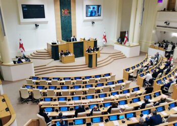 Председатель парламента Грузии подписал закон о запрете пропаганды ЛГБТ