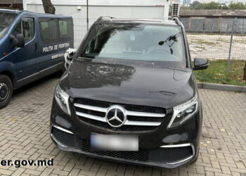 Правоохранители провели обыски по делу о контрабанде люксовых авто