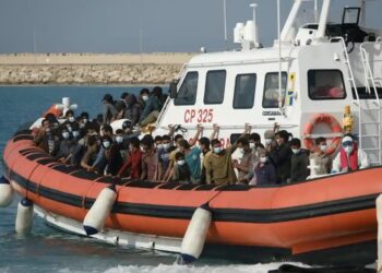 В Британию через Ла-Манш за день прибыло рекордное число мигрантов