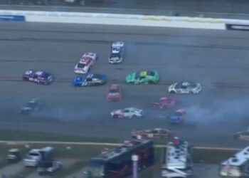 Крупнейшая в истории. В гонке NASCAR произошла эпическая авария с участием 28 автомобилей